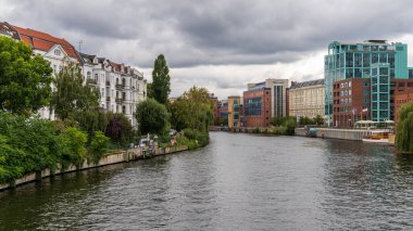 Berlin-Hansaviertel, Almanya - 16 Eylül 2021: Spree Nehri ve Spreebogen Nehri 'ndeki Moabiter Bruecke manzarası