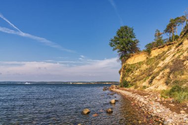 Baltık Denizi kıyıları ve Ruegen Adası yakınlarındaki Reddevitzer Hoeft kayalıkları, Mecklenburg-Batı Pomerania, Almanya