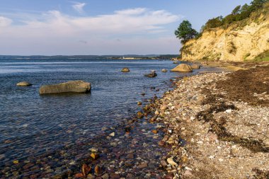 Baltık Denizi kıyıları ve Ruegen Adası yakınlarındaki Reddevitzer Hoeft kayalıkları, Mecklenburg-Batı Pomerania, Almanya