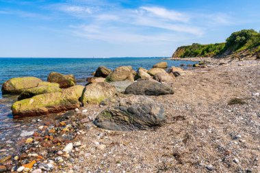 Baltık Denizi kıyıları ve Brodten 'in kayalıkları Almanya' nın kuzeyinde Schleswig-Holstein