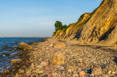 Baltık Denizi kıyıları ve Brodten 'in kayalıkları Almanya' nın kuzeyinde Schleswig-Holstein