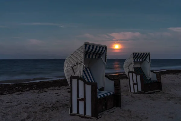 Καρέκλες Παραλίας Σεληνόφως Πάνω Από Την Παραλία Στην Thiessow Μεκλεμβούργο — Φωτογραφία Αρχείου