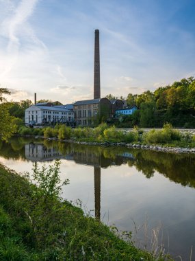 Essen, Kuzey Ren-Vestfalya, Almanya - 27 Nisan 2020: Hidroelektrik santrali ve eski karpit fabrikası Horster Muehle