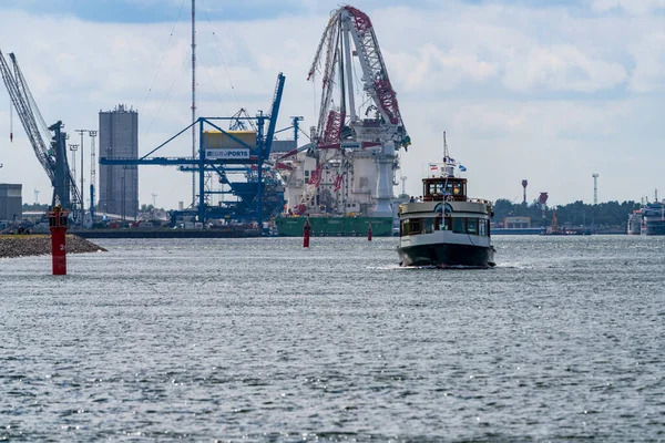 Rostock, Mecklenburg-Batı Pomerania, Almanya - 14 Haziran 2020: Liman yolcu gemisi ve arka planda hasar gören Liebherr ağır kaldırma vinci ile limana bakın