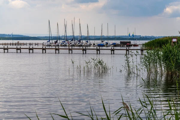 Mardorf, Aşağı Saksonya, Almanya - 08 Haziran 2020: İskele ve marinayla Steinhuder Meer 'e bakın