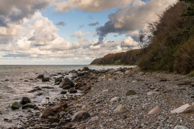 Nonnevitz Plajı ve Baltık Kıyısı. Schwarbe ile Nonnevitz, Mecklenburg-Batı Pomerania, Almanya arasında.