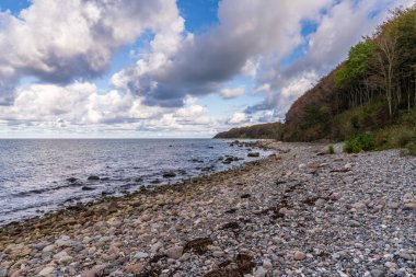 Nonnevitz Plajı ve Baltık Kıyısı. Schwarbe ile Nonnevitz, Mecklenburg-Batı Pomerania, Almanya arasında.