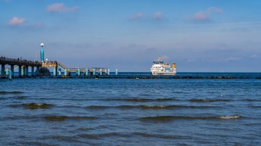 Sellin, Mecklenburg-Batı Pomerania, Almanya - 30 Eylül 2020: Sellin İskelesine bir feribot yanaşıyor