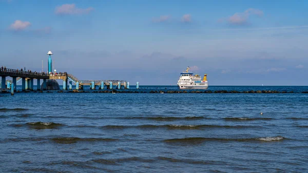 Sellin, Mecklenburg-Batı Pomerania, Almanya - 30 Eylül 2020: Sellin İskelesine bir feribot yanaşıyor