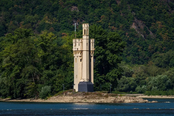 Bingen am Rhein, Rhineland-Palatinate, Almanya - 19 Ağustos 2020 Ren Nehri ve Maeuseturm 'da görüldü.