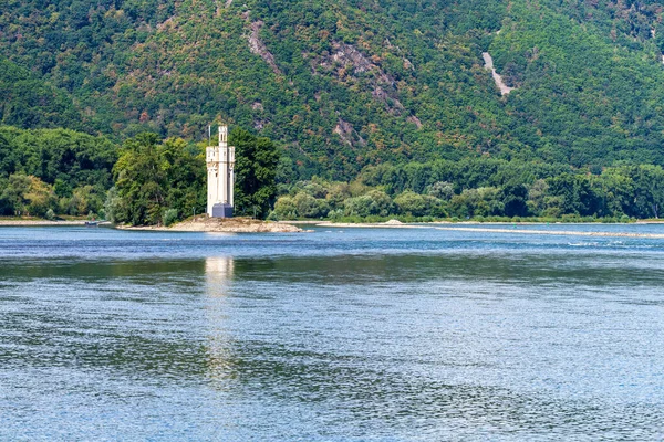 Bingen am Rhein, Rhineland-Palatinate, Almanya - 19 Ağustos 2020 Ren Nehri ve Maeuseturm 'da görüldü.