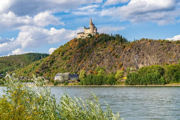 Spay, Rhineland-Palatinate, Almanya - 19 Ağustos 2020: Spay at the River Rhine and the Marksburg Castle in Braubach