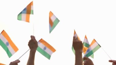 Hindistan 'ın bayraklarını sallayan eller