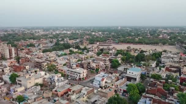 インド ウッタル プラデシュ州タージの人口密度の高い都市の空中撮影 — ストック動画