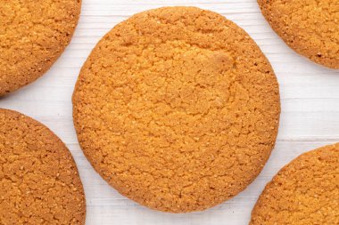 Birkaç lezzetli yuvarlak Amerikan kurabiyesi, yakın plan, ahşap bir masanın üstünde, üst manzara..