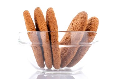 Cam bir kapta yeni pişmiş birkaç Amerikan kurabiyesi, yakın plan, beyaz üzerinde izole edilmiş..