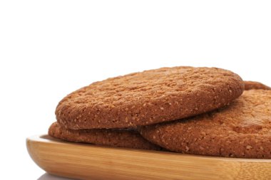 Bambu kabında birkaç tane yeni pişmiş Amerikan kurabiyesi, yakın plan, beyaz üzerinde izole edilmiş..