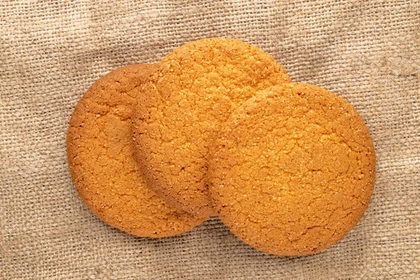 Три Солодких Круглих Американських Печива Зблизька Джут Тканині Вид Зверху — стокове фото
