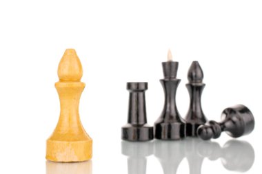 Birkaç eski tahta satranç taşı siyah beyaz, makro, beyaz arka planda izole edilmiş..