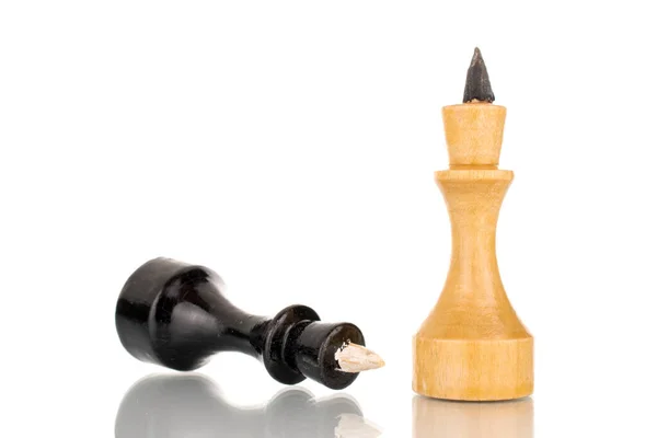 Zwei Alte Hölzerne Schachfiguren Schwarz Und Weiß Makro Isoliert Auf — Stockfoto