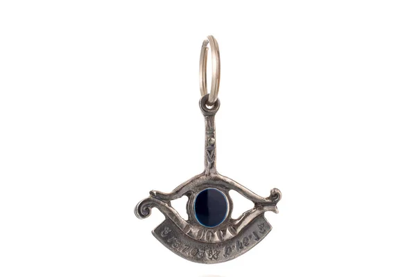 Bir gümüş her şeyi gören göz kolyesi, makro, beyaz bir arka planda izole edilmiş..