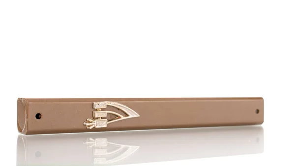 Bir mezuzah, yakın plan, beyaz üzerine izole edilmiş..