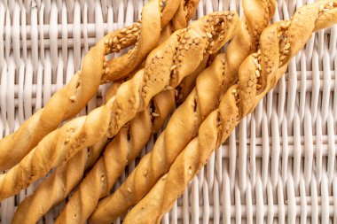 Üzüm hasırında susamlı Grissini ekmeği, yakın plan, üst manzara..