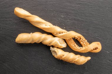 Tahtada susamlı Grissini ekmeği var, yakın plan..