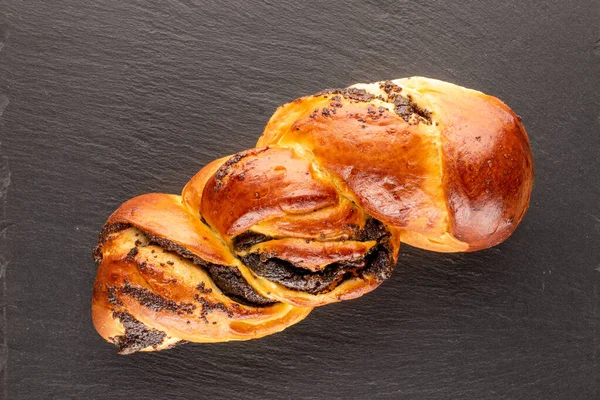 Ein Schmackhaftes Hausgemachtes Mohnbrötchen Auf Einem Schieferstein Makro Draufsicht — Stockfoto