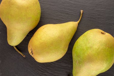 Üç tatlı armut kayanın üstünde, makro, üst manzara..