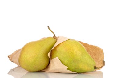 Kağıt torbalı iki tatlı armut, makro, beyaz arka planda izole edilmiş..