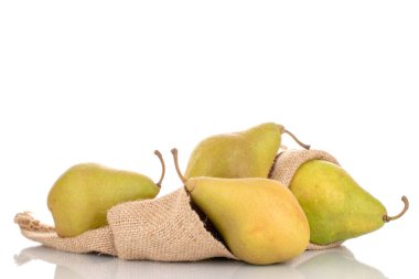 Çuvallı dört tatlı armut, makro, beyaz arka planda izole edilmiş..