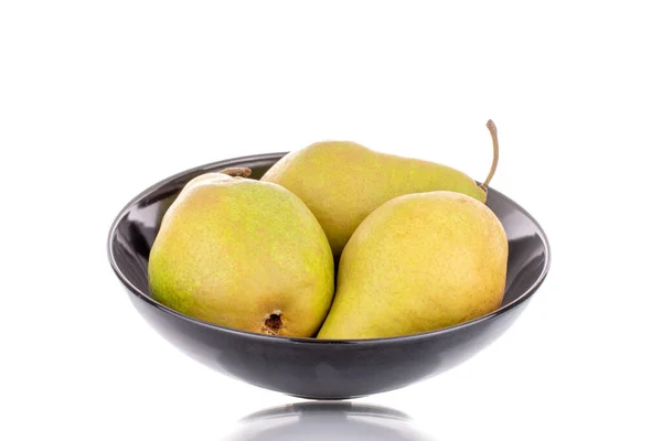 Üç tatlı armut, seramik tabak, makro, beyaz arka planda izole edilmiş..