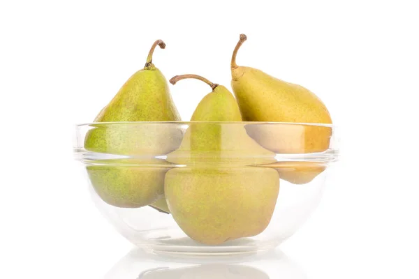 Cam bir kapta üç tatlı armut, makro, beyaz bir arka planda izole edilmiş..