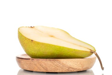 Tahta bir çay tabağında organik armut, makro, beyaz üzerine izole edilmiş.