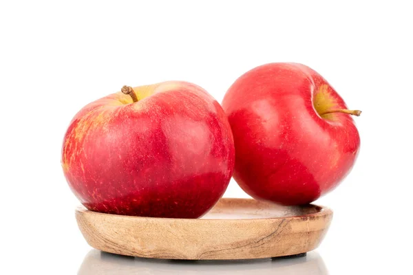 Deux Pommes Rouges Mûres Avec Soucoupe Bois Macro Isolées Sur — Photo