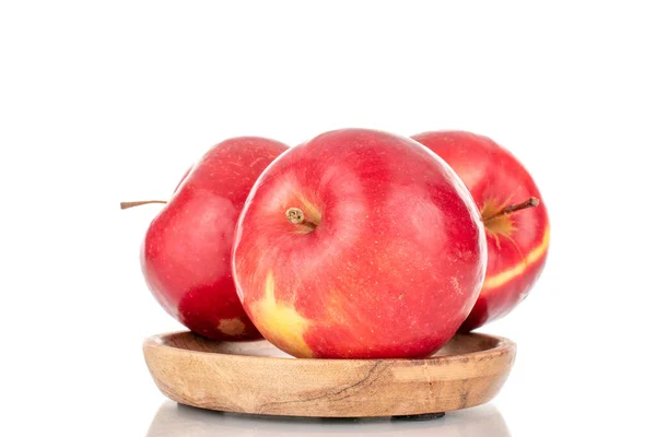 Tres Manzanas Rojas Orgánicas Dulces Con Platillo Madera Macro Aisladas — Foto de Stock