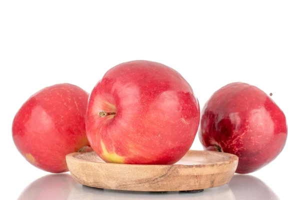 Tres Manzanas Rojas Orgánicas Dulces Con Platillo Madera Macro Aisladas — Foto de Stock