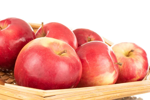Unas Manzanas Dulces Orgánicas Rojas Plato Paja Macro Aisladas Sobre — Foto de Stock