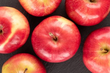 Sulu, organik, kırmızı elmalar kayalık kaya, makro, üst görünüm.