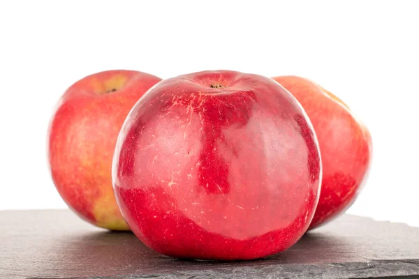 Tres Manzanas Jugosas Maduras Rojas Sobre Una Piedra Pizarra Macro — Foto de Stock