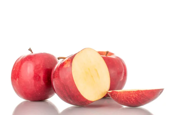 Dos Enteras Una Con Trozo Cortado Manzanas Jugosas Orgánicas Rojas — Foto de Stock