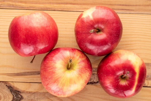 Algunas Manzanas Rojas Orgánicas Dulces Una Mesa Madera Macro Vista — Foto de Stock