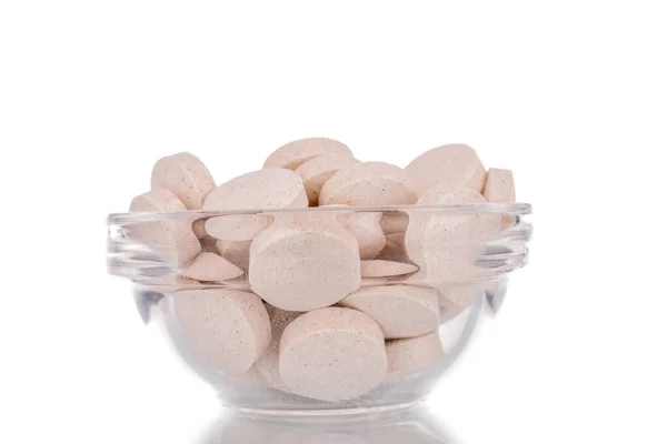 Mehrere Medizinische Tabletten Einem Glasbecher Makro Isoliert Auf Weißem Hintergrund — Stockfoto