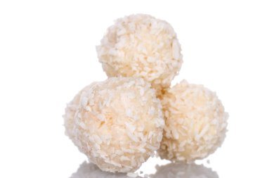 Hindistan cevizi parçacıklı şeker, makro, beyaz bir arka planda izole..