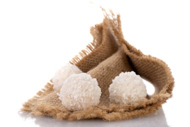 Üç yuvarlak hindistan cevizi taneli jüt peçetesi, yakın plan, beyaz üzerine izole edilmiş..