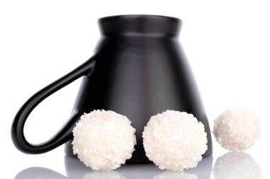 Siyah seramik çanaklı tatlı hindistan cevizi şekeri, makro, beyaz arka planda izole edilmiş..