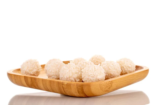 Süße Kokosbonbons Auf Einem Bambusblech Makro Isoliert Auf Weißem Hintergrund — Stockfoto
