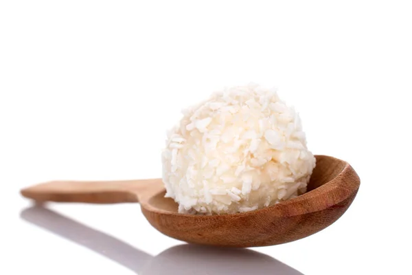 코코넛 플라크와 숟가락이 하나는 흰색으로 분리되어 — 스톡 사진