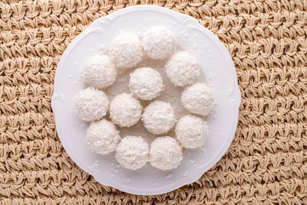 Diversi Dolci Gustosi Con Scaglie Cocco Piatto Bianco Tappeto Paglia — Foto Stock